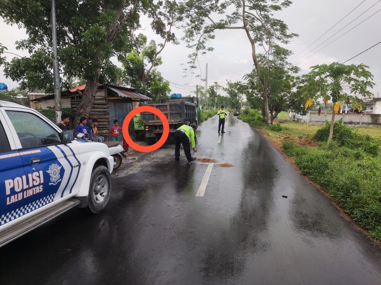 Sepeda Motor Tabrak Belakang Truk Dump, Satu Orang Meninggal Dunia