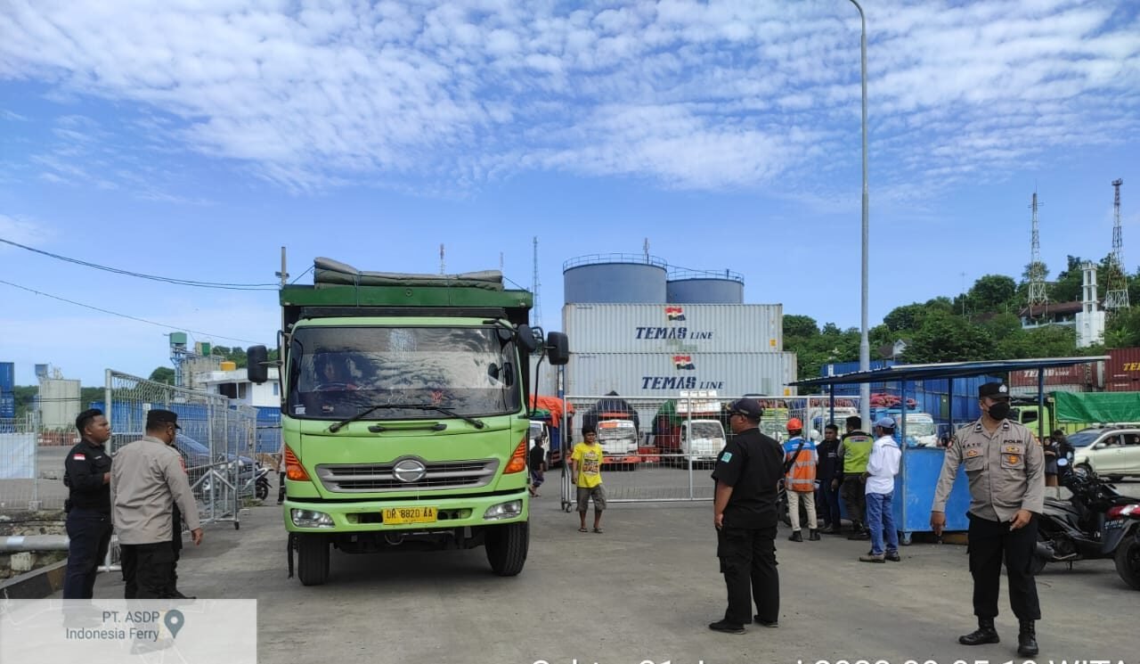 Pengamanan Bongkar Muat KM DLN Oasis di Pelabuhan Lembar