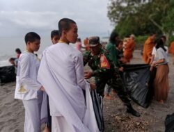 Babinsa Bentek Bersama Mahasiswa Universitas Agama Budha Malang Jawa Timur Bersihkan Sampah Sepanjang Pesisir Pantai Bentek Lombok Utara