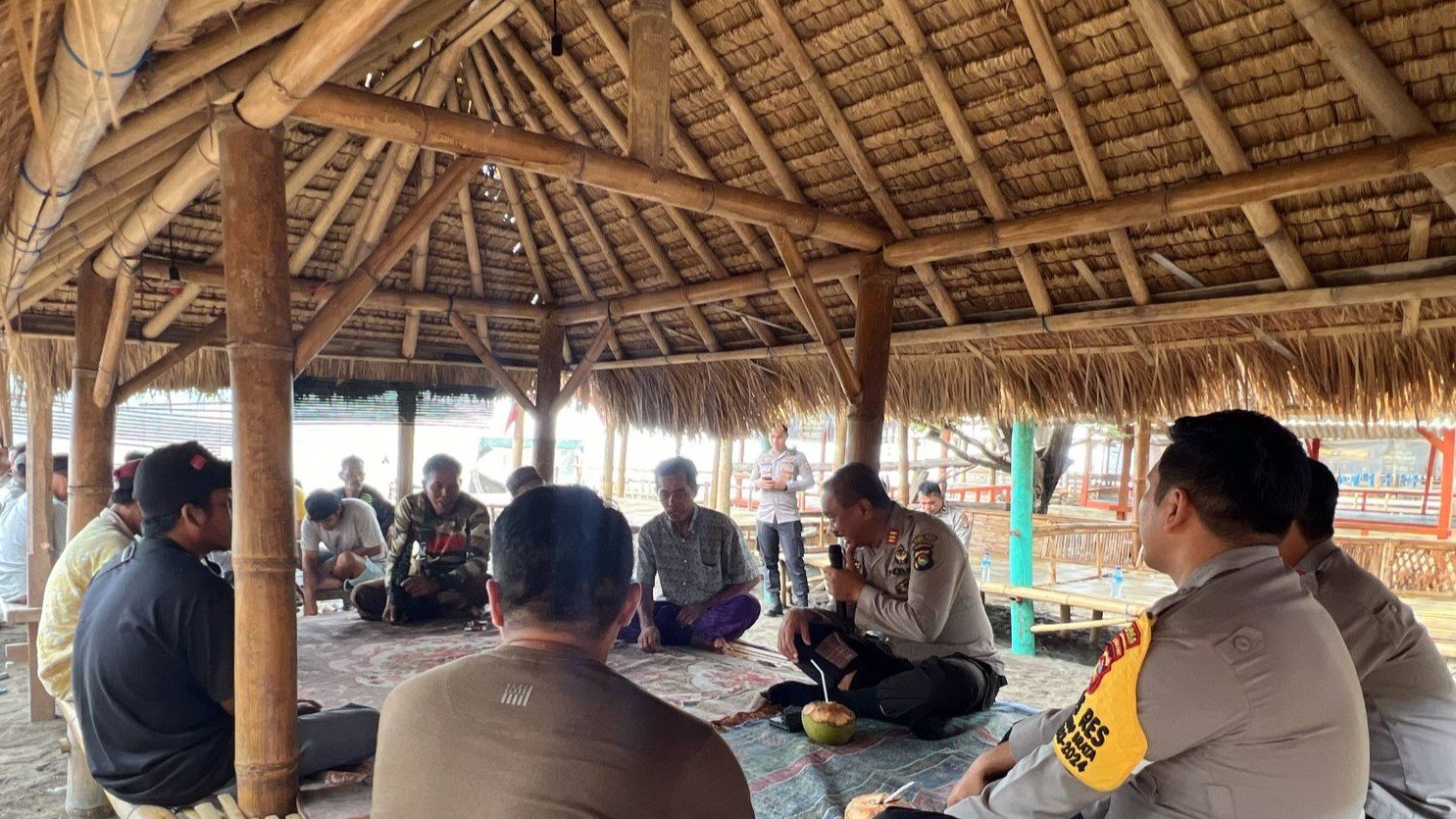 Kapolres Lombok Barat Berdialog Langsung dengan Nelayan di Pantai Cemara