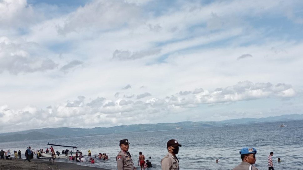 Polsek Labuapi Gelar Patroli dan Monitoring Keamanan Pantai Uringin Saat Lebaran Topat