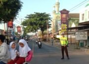 Cegah Kemacetan dan Kecelakaan, Polsek Batulayar Atur Lalu Lintas di Simpang 3 Montong Senggigi