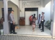 Anggota Polres Sumbawa Barat Lakukan PAM Berikan Rasa Aman dan Nyaman Kepada Jemaat Nasrani Beribadah