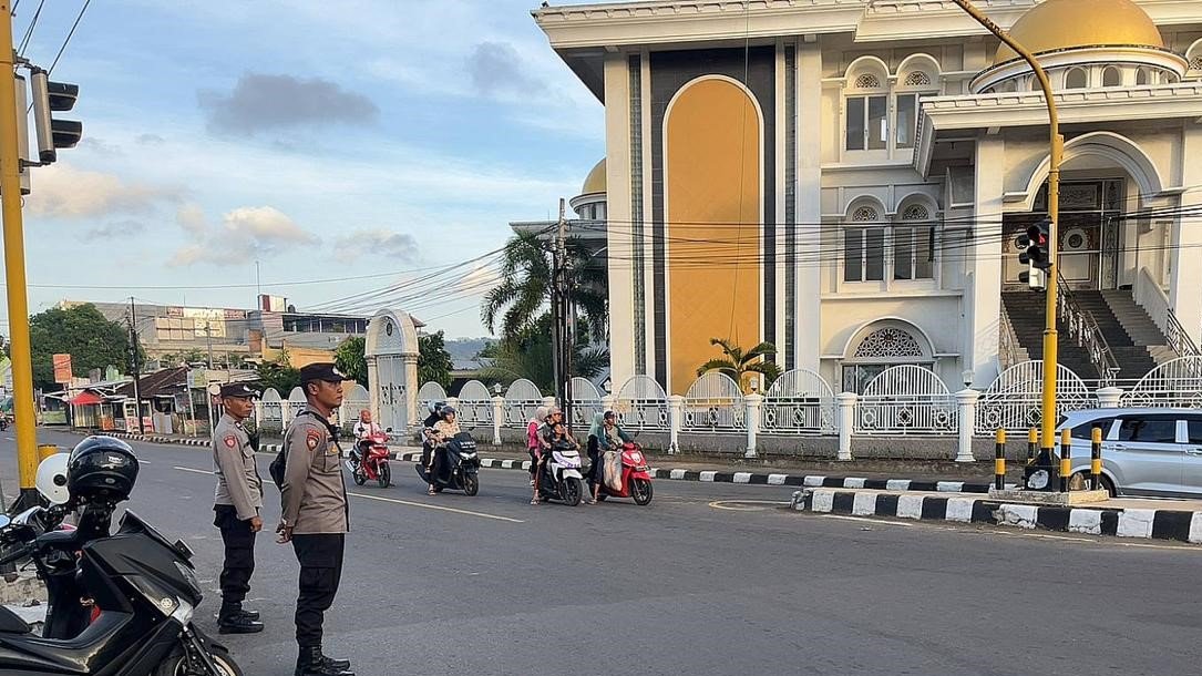 Polsek Gerung Polres Lombok Barat Giatkan Pengamanan Lalu Lintas Pagi Hari di Titik Rawan