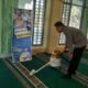 Polsek Lembar Bersih-Bersih Masjid Babussalam, Tingkatkan Kedekatan dengan Masyarakat