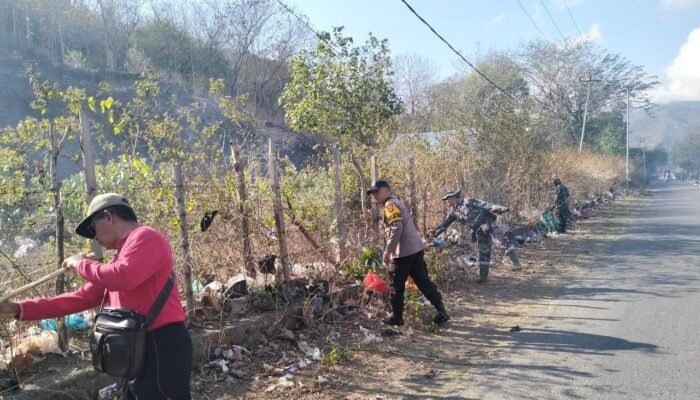 Polsek Belo dan Muspika Bersama Masyarakat Laksanakan Gotong Royong Bersihkan Tumpukan Sampah