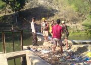 Wujud Polri Peduli, Bhabinkamtibmas Desa Nipa Gotong Royong Bersihkan Saluran Irigasi Bersama Warga