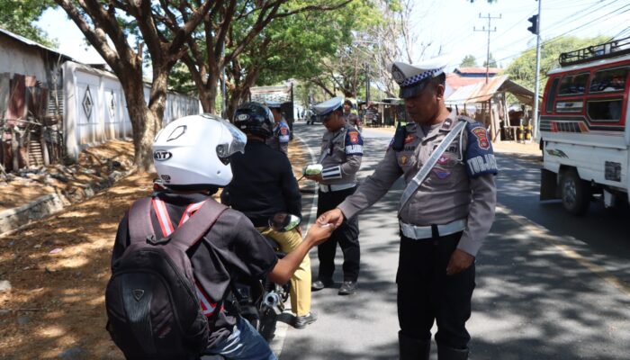 Hari Ke-9 Ops Zebra, Polres Sumbawa Berikan Surat Tilang Dan Teguran Pelanggar Lalu Lintas