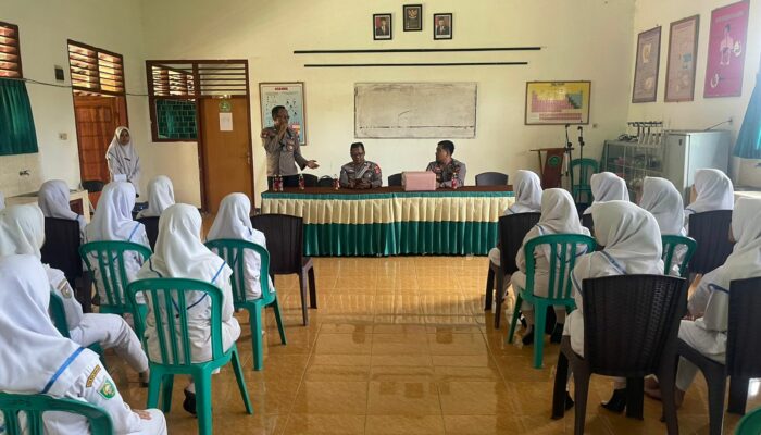 Sat Binmas Polres Sumbawa Laksanakan Binluh di SMK Farmasi