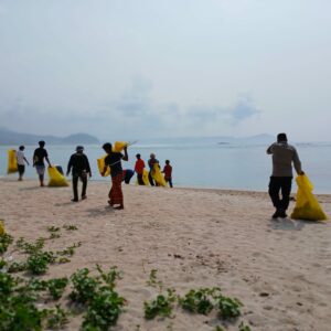 Bersih-Bersih Pantai Pengantap Rayakan Hari Pahlawan 2024