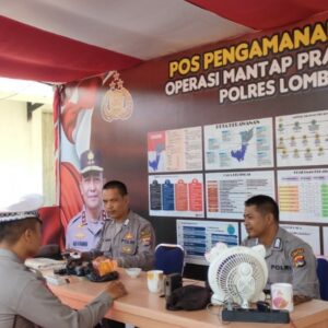 Polisi Patroli Siang di Bawaslu dan KPU Lombok Barat Jelang Pilkada 2024