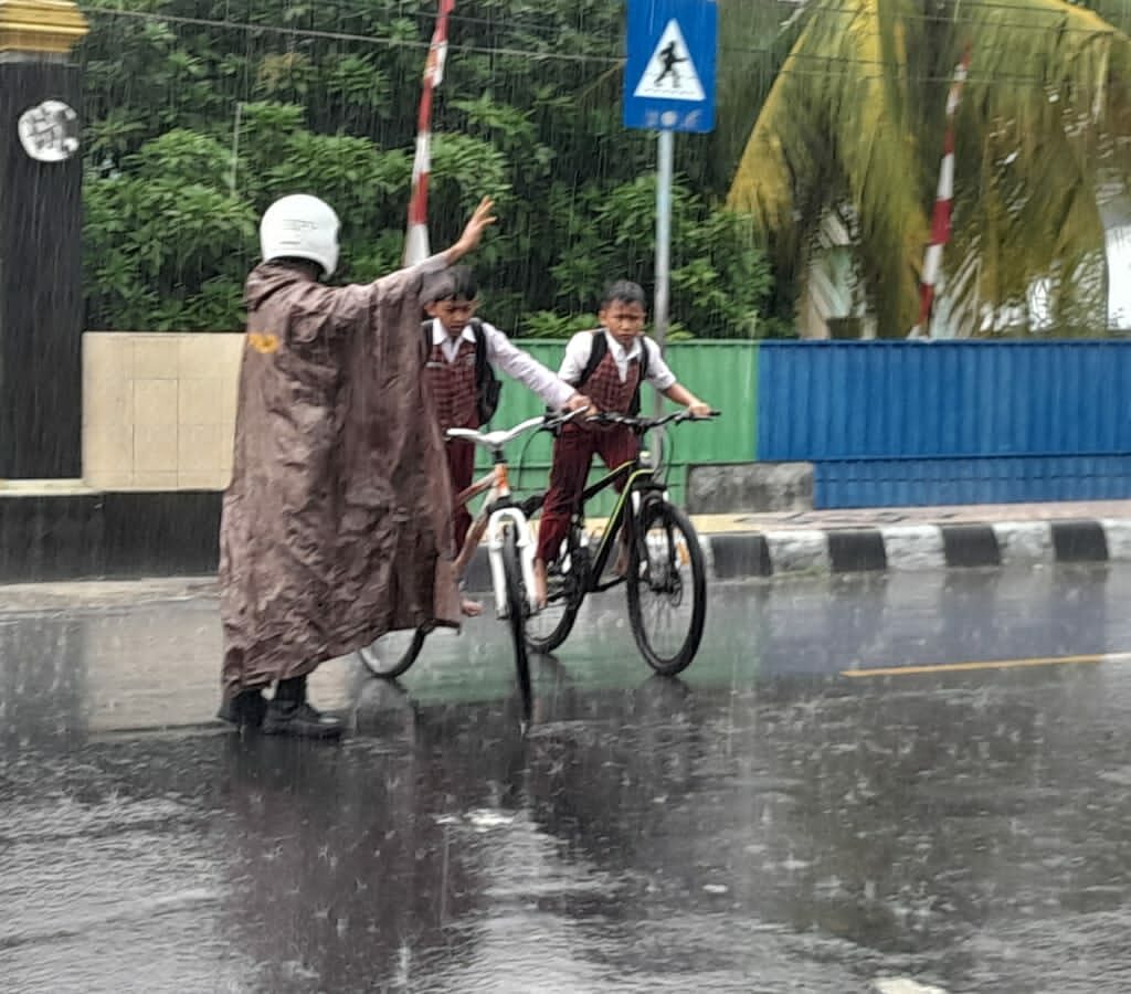 Polsek Gerung Jaga Keamanan Lalu Lintas di Tengah Hujan