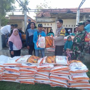 Mendukung Program Ketahanan Pangan, Bhabinkamtibmas Desa Senayan Dampingi Penyaluran Bantuan Bibit Jagung kepada Kelompok Tani