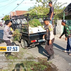 Personel Polsek Alas Ikut Berpartisipasi dalam Kegiatan Gotong Royong di Desa Juranalas