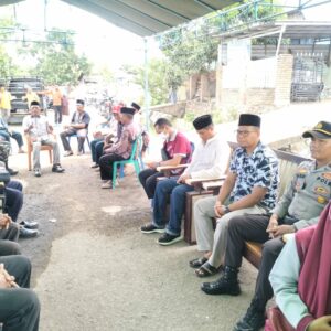 Kapolsek Dompu IPDA Ade Helmi, S.H. dan Anggota Hadiri Rumah Duka, Beri Belasungkawa untuk Julkaidah, Bidan Desa yang Gugur dalam Tugas