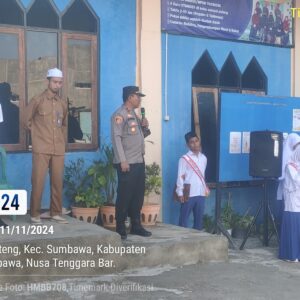 Upacara Bendera di SMP Insan Qurani Sumbawa, Kapolsek Sumbawa Berikan Pesan Positif kepada Siswa