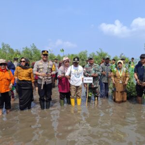 Kapolres Sumbawa Hadiri Kegiatan Penanaman Bibit Pohon Mangrove di Desa Pulau Kaung