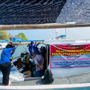 Sat Polairud Polres Sumbawa Menggelar Kegiatan Bakti Sosial Perpustakaan dan Klinik Terapung