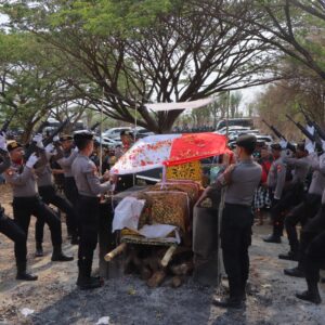 Beri Penghormatan Terakhir, Polres Sumbawa Gelar Upacara Perabuan Jenazah Almarhum Aiptu I Komang Agus Antara