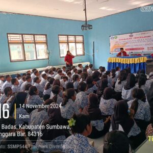 Cegah Kenakalan Remaja, Polres Sumbawa Lakukan Pembinaan dan Penyuluhan Di SMPN 2 Labuan Sumbawa