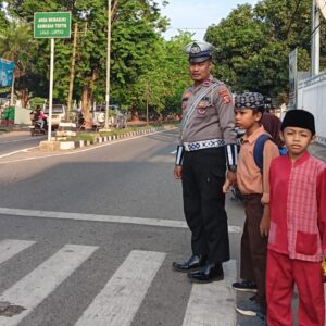 Satlantas Polres Bima Kota Gatur Pagi, Bantu Anak Sekolah Menyebrang Jalan