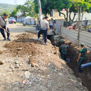 Antisipasi Banjir dan Tanah Longsor, Polsek Sekongkang dan Elemen Lain Lakukan Gotong Royong