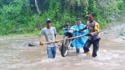 Lewati Medan Yang Berat, TNI-Polri Bersama Masyarakat Di Batulanteh Kompak Kawal Distribusi Logistik Pilkada