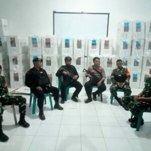 Personel Polres Bima Kota Laksanakan Pengamanan Logistik Pemilukada 2024 di PPK Kecamatan