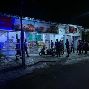 Patroli Fajar Humanis Polres Loteng Cegah Aksi Kriminalitas Jelang Pilkada.