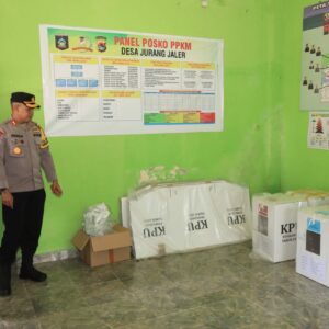 Kapolres Loteng Cek Distribusi Logistik Pilkada di Desa/Kelurahan Jelang Tahap Pungut Suara.