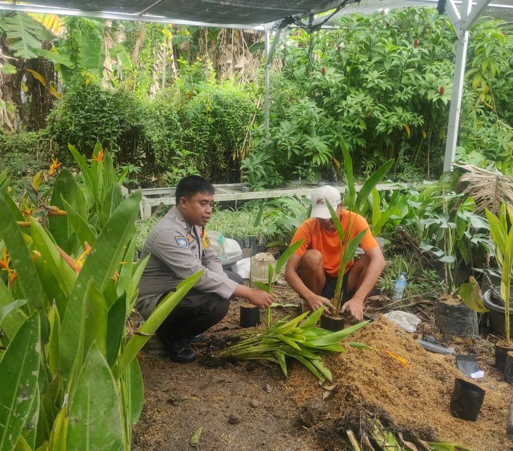 Ketahanan Pangan, Polsek Kediri Edukasi Warga Tanam Sayuran di Rumah