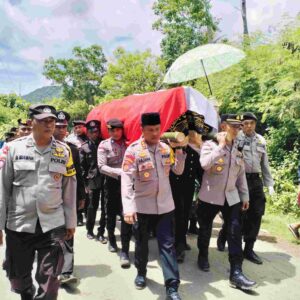 Isak Tangis Iringi Pemakaman Bripda Faozan di Lombok Barat