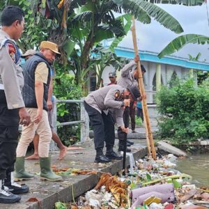 Gotong Royong Bersihkan Kali, Polsek Gerung Antisipasi Banjir!