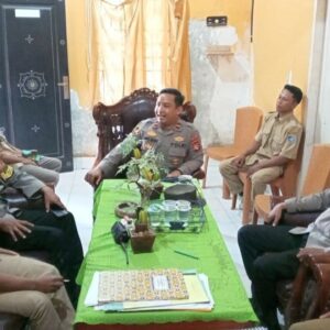 Kapolsek Lembar Galang Sinergi dengan Kepala Dusun untuk Jaga Keamanan