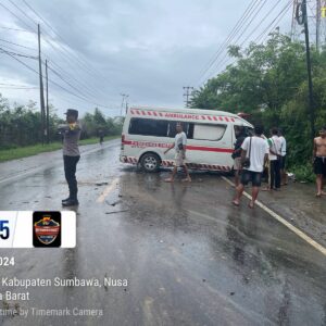 Pecah Ban, Mobil Ambulance PKM Empang Alami Kecelakaan Hingga Ringsek