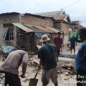 Bhabinkamtibmas Desa Soro Bersama Warga Gotong Royong Perbaiki Jalan