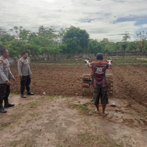 Bhabinkamtibmas Desa Lasi Polsek Kilo Dukung Program Pemerintah melalui Pemanfaatan Lahan