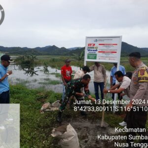 Bhabinkamtibmas Ds. Sampir kawal Dinas Perikanan memasang larangan tangkap ikan menggunakan listrik