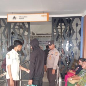 Polsek Kawasan Pelabuhan Laut Bima Amankan Proses Embarkasi dan Debarkasi Penumpang Kapal KM. AWU