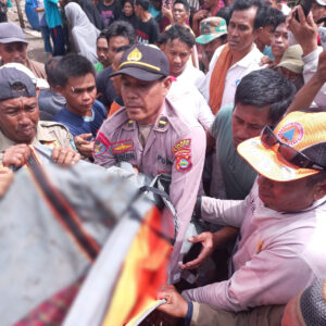 Setelah Dua Hari Pencarian Korban Terseret Banjir di Kempo Ditemukan Tak Bernyawa di Teluk Saleh oleh tim gabungan yang dipimpin oleh Kapolsek Kempo