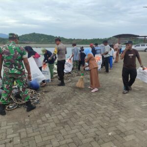 Kompak, Polsek Alas Bersama Pemerintah & Warga Gotong Royong di Dermaga Pulau Bungin