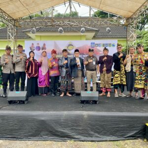 Polres Lombok Utara Hadir Peringatan HUT Majelis Adat Sasak ke-26 dan Ritual Selamet Gumi di Desa Senaru