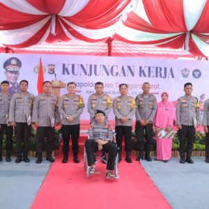 Kapolda NTB Irjen Pol Hadi Gunawan, S.H.,S.I.K berikan reword kepada anggota Polres Sumbawa Barat