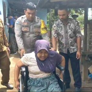 Bhabinkamtibmas desa Santong Mulia serahkan Bantuan Kursi Roda