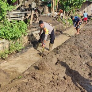 TNI-Polri Bersama Pemerintah Dan Warga Di Tarano Gotong Royong Cegah Banjir