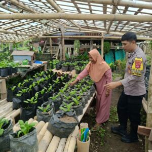 Bhabinkamtibmas Desa Tamekan Berikan Pendampingan Warga Binaan Manfaatkan Pekarangan untuk Tanaman Bergizi