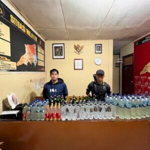 Berantas Pematik Tindak Pidana, Polsek Sape Sita Ratusan Botol Miras dari Pedagang