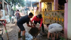 Bhabinkamtibmas Bersama Warga Gotong Royong Pasca Banjir di Kelurahan Paruga