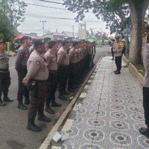 Pengamanan Ketat oleh Anggota Polres Dompu Pastikan Rapat Paripurna DPRD Berjalan Lancar