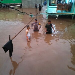 Sinergitas TNI-Polri Di Tarano Lakukan Patroli Dan Berikan Bantuan Untuk Korban Banjir